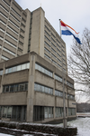 818244 Gezicht op het kantoorgebouw van de Belastingdienst (Gerbrandystraat 20) te Utrecht met een wapperende driekleur ...